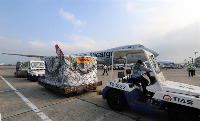 原本货物在卢森堡启运时绑有「復必泰」布条，在货物出舱前，已经以掩人耳目的方式，技巧性「处理」掉了。（陈麒全摄）