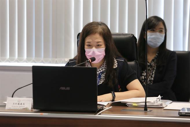 主计处长林淑勤会中报告111年度总预算案编列情形。（台中市政府提供）