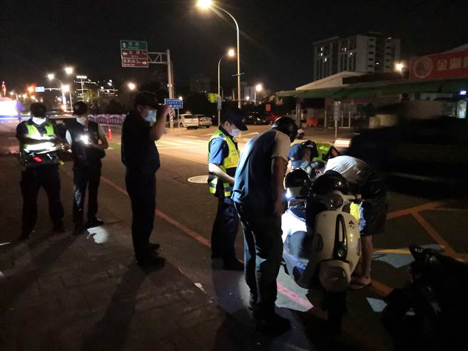 金湖警分局8月份共取缔交通违规177件，连日来持续执行路检，希望有效防制交通事故发生。（警方提供）