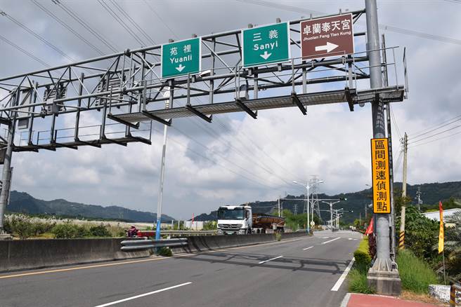 苗栗县卓兰镇苗140线设置区间测速设备，限速採日夜差别速率，引发当地民眾反对。（谢明俊摄）