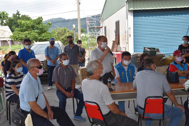 卓兰镇当地里长群请反对日夜差别速率。（谢明俊摄）
