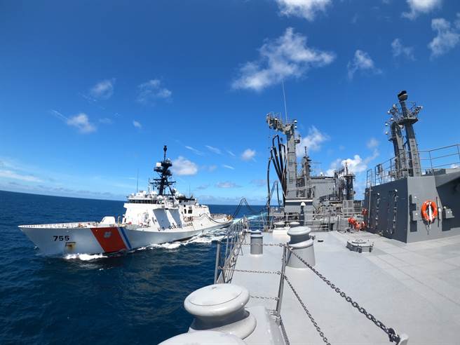 美國海軍基德號導彈驅逐艦與門羅號海岸巡邏艦高調穿越台灣海峽。（圖／美國海軍)