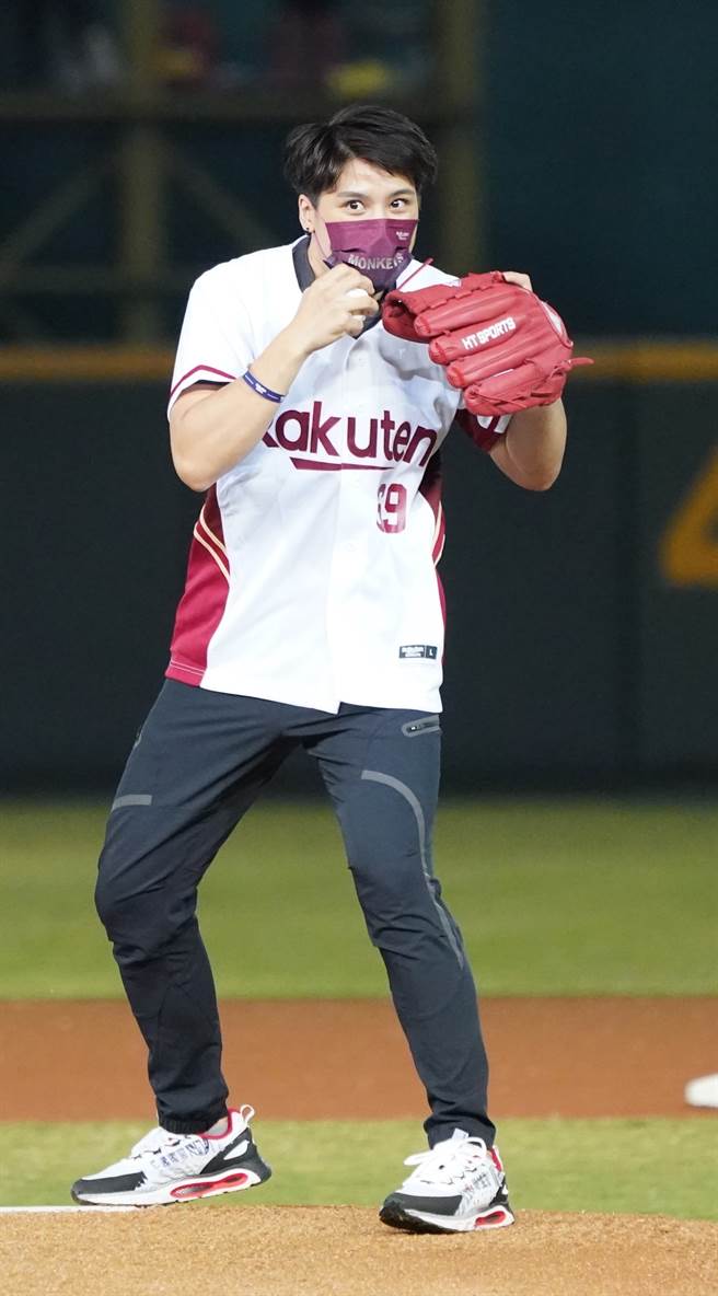 台湾「拳击女王」陈念琴将拳击动作融入开球。（乐天桃猿提供）