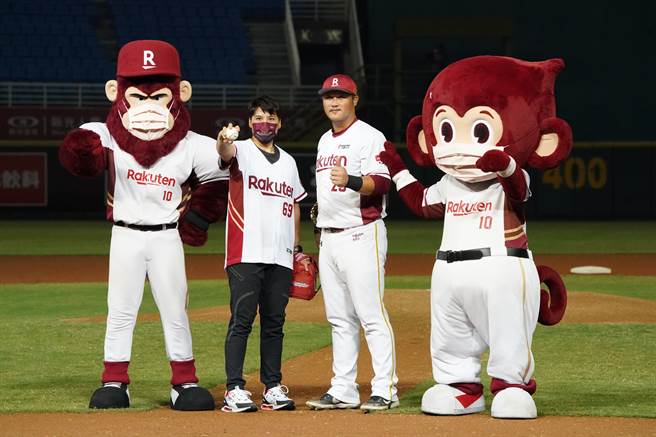 台湾「拳击女王」陈念琴（左二）与开球捕手陈俊秀（右二）。（乐天桃猿提供）