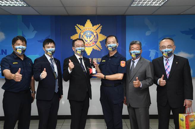 「日本臺灣交流協會」台北事務所首席副代表星野光明與蘆竹分局長陳清華互贈佳禮。（蘆竹分局提供／蕭靈璽桃園傳真）