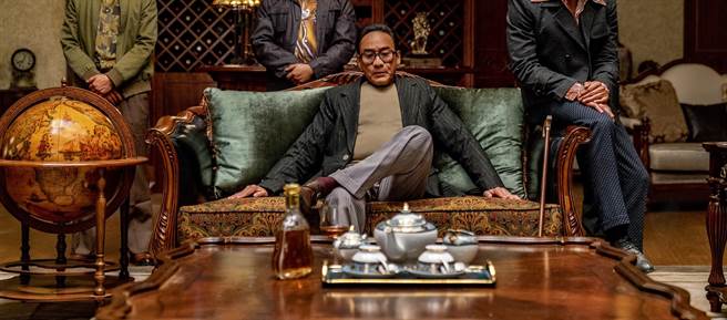 梁家辉在《金钱帝国：追虎擒龙》用特效化妆装上了假鼻子。（华映提供）