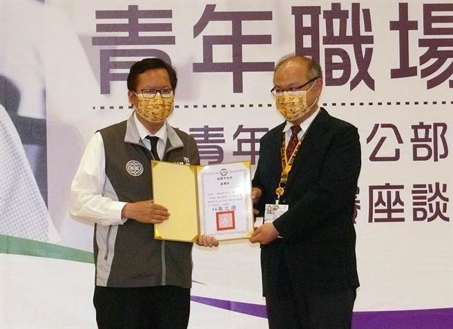 桃園市長鄭文燦頒發感謝狀，肯定龍華科大鼓勵學子參加青年暑期職場實習。（校方提供）