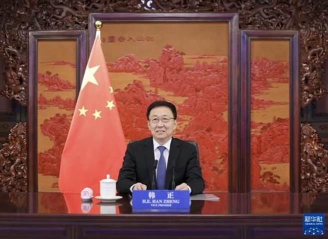 9月2日，中共中央政治局常委、国务院副总理韩正在北京通过视频方式会见来华访问的美国总统气候问题特使凯瑞。（新华社）