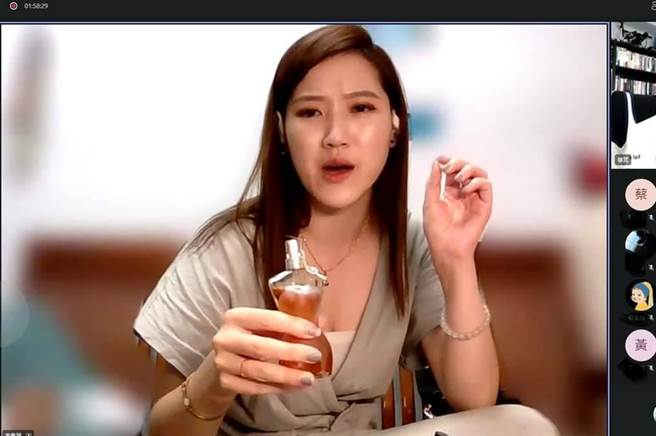 华梵大学微电商国际行销整合班学员李佩颖演练网路行销，收穫满满。（华梵大学提供）