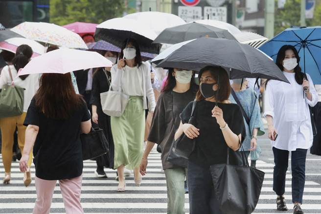 日本重症病例數回升並再創新高紀錄。圖為東京街頭。（圖／美聯社）