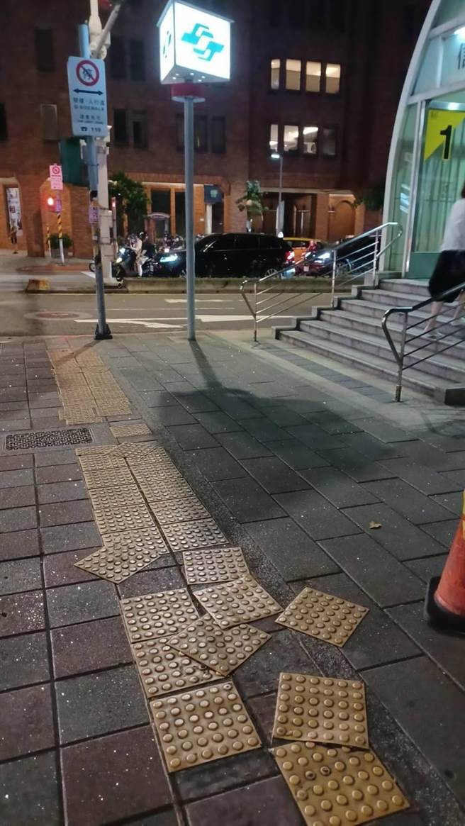 台北市議員王欣儀發現人行道上的導盲貼片已脫落，呈現不規則散落狀，影響視障朋友通行。（台北市議員王欣儀提供）
