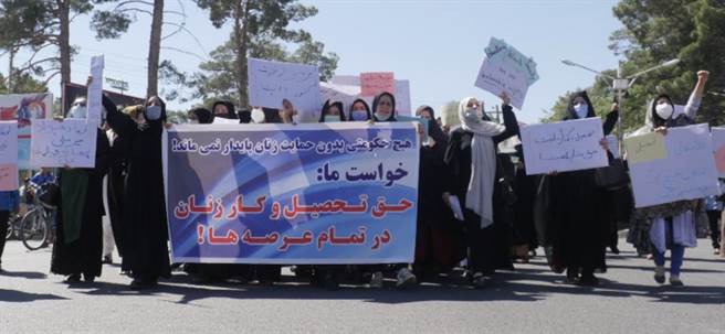 赫拉特市有60~80名婦女舉標語上街頭，向塔利班爭取工作與受教權，甚至還有參政權。(圖/TWITTER)