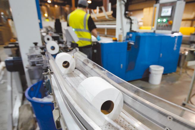 Delta变种病毒让部分地区确诊人数再度飙高，使卫生纸需求再度暴增。图／美联社