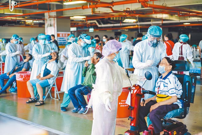 北市府与台北医学大学、台大公卫学院合作，瞄准重灾区万华展开血清抗体研究。图为环南市场爆发群聚染疫后执行大规模PCR筛检的画面。（本报资料照片）