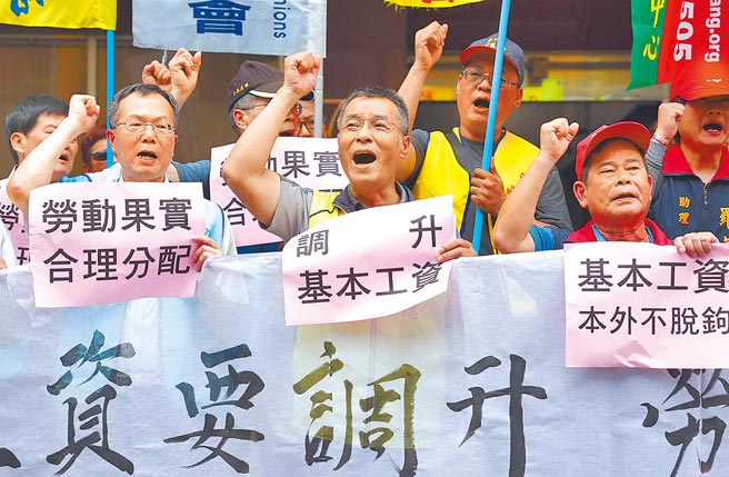 基本工資審議會即將在9月開會，經長王美花昨直言基本工資很難不調。據了解，經濟部將擬配套，製造業與商業服務業薪資脫鉤，有可能列入討論。（本報資料照片）