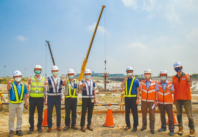 桃园机场公司持续推动第三航站区建设，继主体航厦的机电标于8月30日顺利决标后，土建工程标于1日进行三航厦第一支钢柱的组立作业，代表第三航站区建设计画最核心的主体航厦工程，已进入全面启动阶段，桃机公司总经理但昭璧（左5）、副总经理范孝伦（左3）、荣工工程公司总经理黄维焄（左4）与三星、荣工团队等共同见证第一支钢柱组立作业。（陈麒全摄）