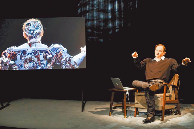 德国里米尼纪录剧团作品《恐怖谷》，全剧以拟真机器人上阵演出，颠覆观眾视觉感官。（国家两厅院提供）