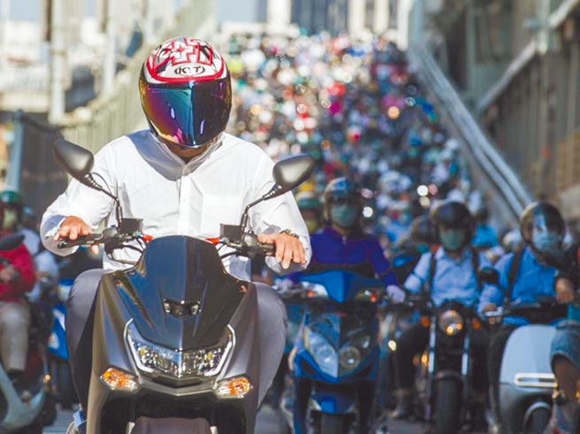 台北市交通警察大队观察，年轻机车族自9月开学后，交通事故增加趋势更为明显，北市交通局也因此将大一新生作为重点事故防制对象。（本报资料照片）