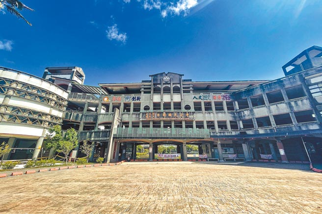 位于宜兰市的黎明国小班班有冷气跳票，让补助学校冷气的宜兰市公所相当不满，市长江聪渊要求校方给交代，校方回应将尽最大努力完成电力电缆改善工程。（李忠一摄）