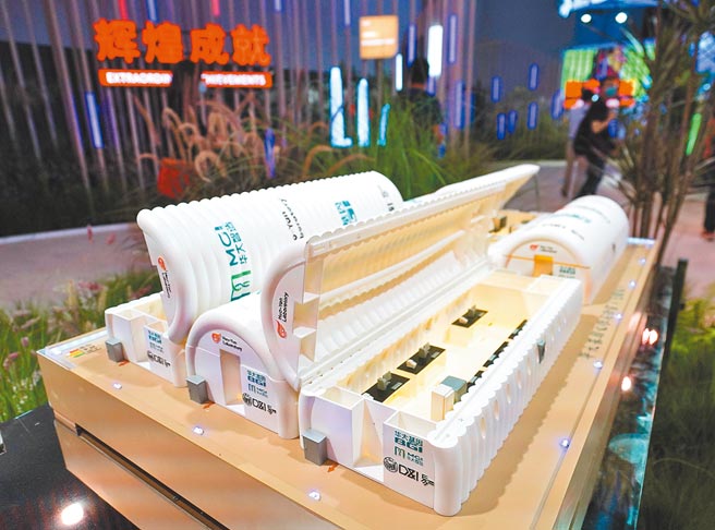 中國國際服務貿易交易會今在北京開幕，防疫設施也是展覽主題，大陸對抗變種病毒的第二代疫苗，將於會上發表。圖為展示的可以迅速且大量驗核酸的火眼實驗室模型。（新華社）