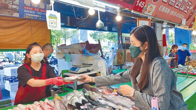 新北市府推出「夜市、市场作伙迺?不塑集点i环保」活动，14日前自备购物袋、环保杯、环保容器或餐具等，可集点换赠品，还能享有折扣优惠。（新北市环保局提供／叶德正新北传真）