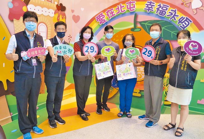 庆祝台中市北屯区人口破29万，北屯区户政事务所还赠送第29万名及前后1名设籍的幸运儿好礼。（卢金足摄）