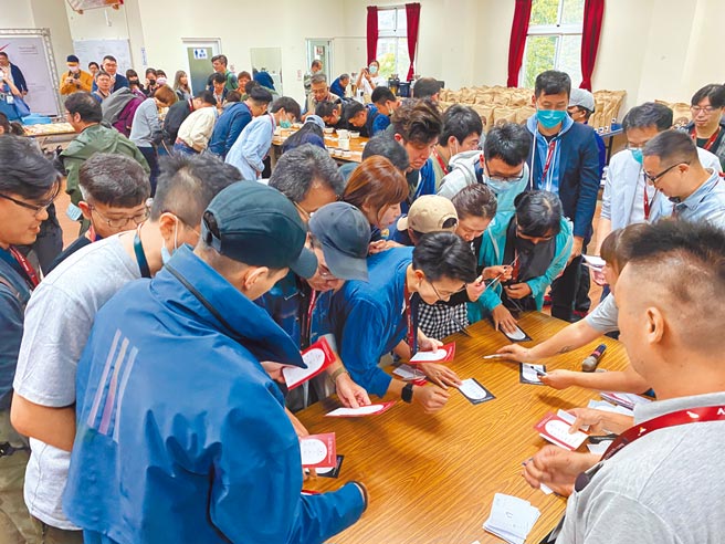 台湾精品咖啡8月31日首次国际竞标，最高分的卓武山咖啡农场日晒艺伎拍出每磅500.5美元的好价，图为今年4月底阿里山庄园咖啡媒合会吸引许多台湾买家抢购。（本报资料照片）