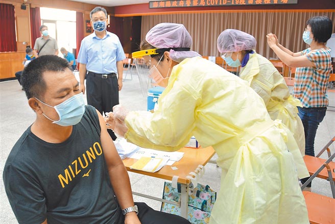 图为澎湖民眾打疫苗，疫苗涵盖率逾82％，高居全台第一。（陈可文摄）