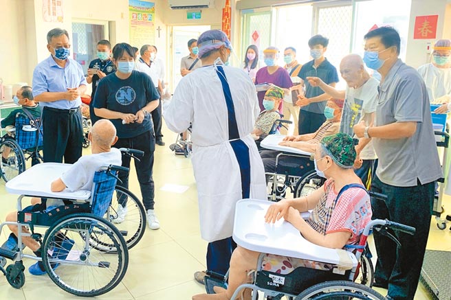 澎湖县长赖峰伟巡查防疫成效全县走透透，最关心老人身体健康。（陈可文摄）