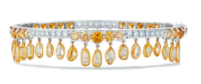 De Beers Reflections of Nature高级珠宝Landers Radiance钻石手鐲，钻石原石以镜框式镶嵌，充满质朴之美，385万元。（De Beers提供）