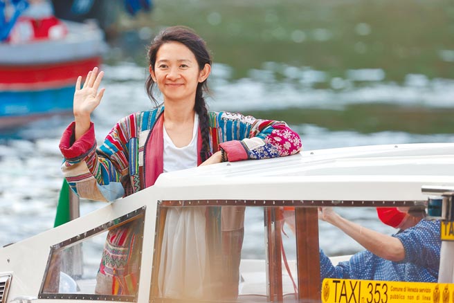 赵婷以她常见的马尾辫搭配民族风罩衫，呈现独有的闲静气质。（CFP）