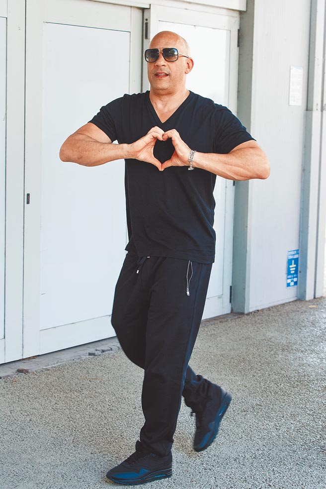 冯迪索以全黑造型现身，俏皮比心展现硬汉柔情形象。（CFP）