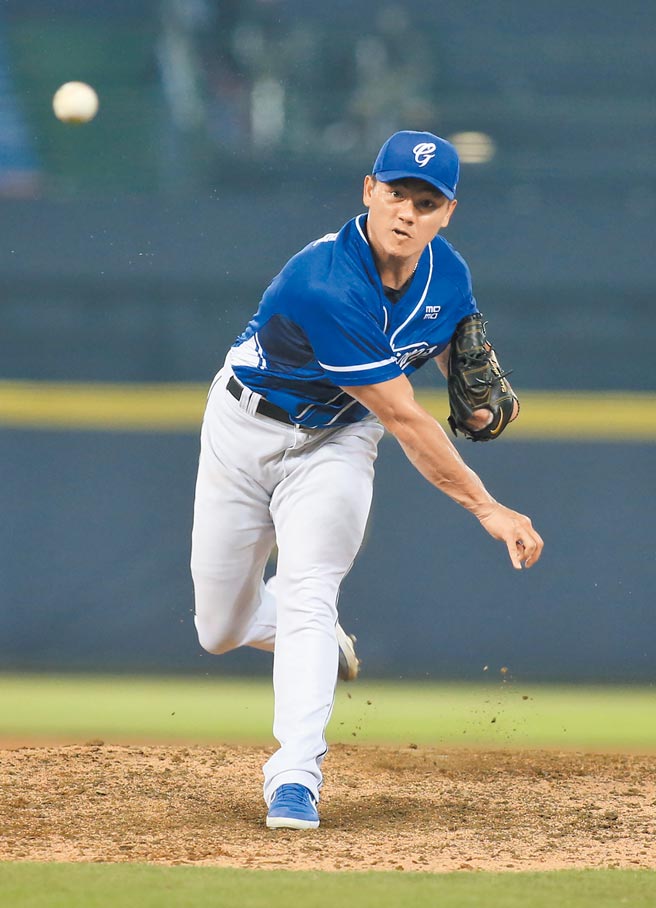 富邦先发投手江少庆投6局仅丢1分，夺中职首胜，也帮助球队下半季开胡。（黄国峰摄）