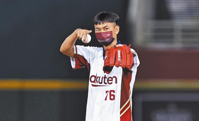 东京奥运射箭国手魏均珩1日为乐天桃猿开球。（乐天桃猿提供）