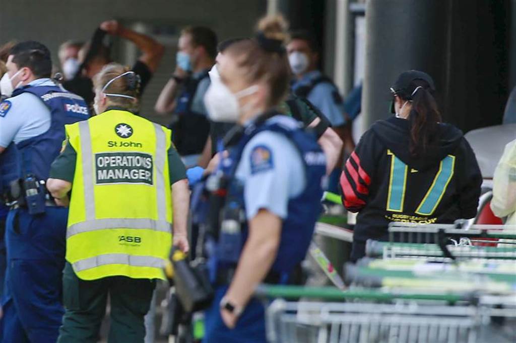 攻击发生后，警方与救护人员随即赶往超市。图/美联社(photo:ChinaTimes)