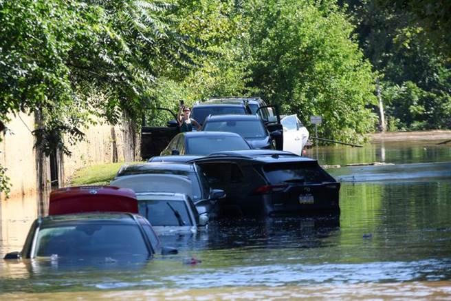 飓风艾达余威肆虐纽约 含新泽西与宾州至少17死。图为在美国宾州多辆汽车被淹没。(图/路透)