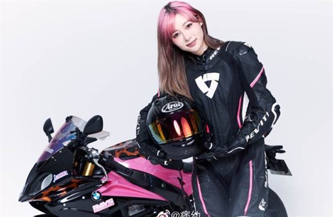 「重机女神」痞幼近来身陷性爱片疑云。（图／痞幼微博）