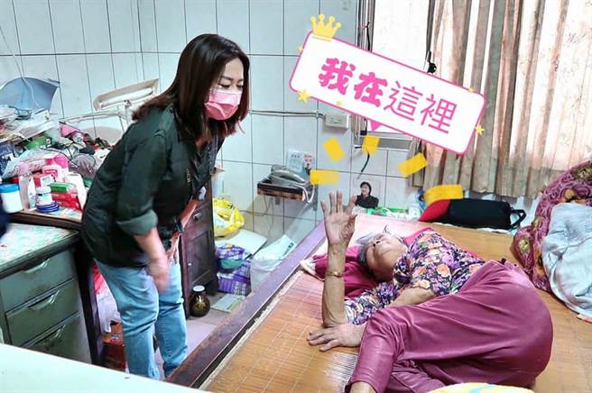 国民党立委马文君探访长者，在其床头发现自己陈年竞选文宣。（图／取自马文君脸书）