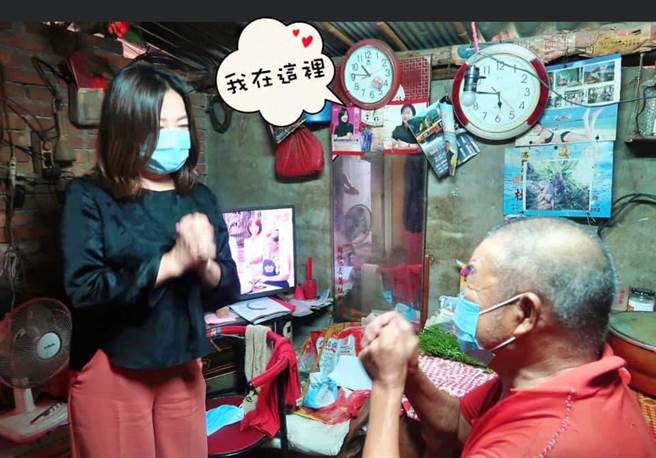 国民党立委马文君探访长者，在其客厅墙壁上发现自己陈年竞选文宣。（图／取自马文君脸书）