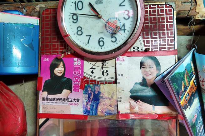 国民党立委马文君探访长者，在他们家中发现自己陈年竞选文宣。（图／取自马文君脸书）