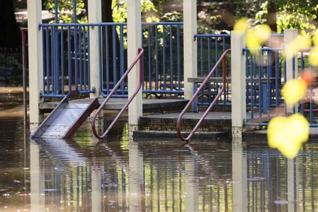 纽约布鲁克林区的公园也因洪水变成水上乐园。(图/路透社)