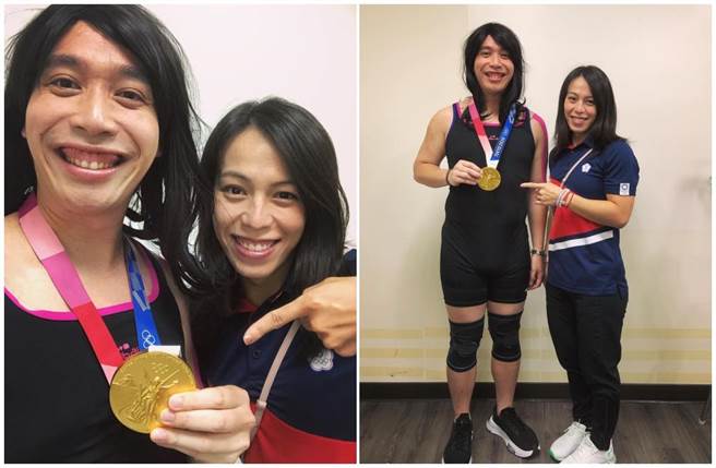 無尊（左）開心與郭婞淳自拍合照，她還把奧運金牌借給他戴。（摘自臉書）
