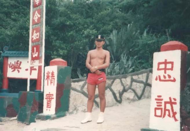 江啟臣曬出過去服役海龍蛙兵的畫面。（取自江啟臣臉書)
