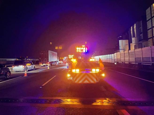 国一中山高北向彰化路段昨天深夜发生大货车追撞联结车事故，导致一驾驶腿部髋部骨折。（警方提供／谢琼云彰化传真）