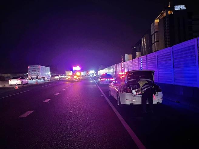 国一中山高北向彰化路段昨天深夜发生大货车追撞联结车事故，导致一驾驶腿部髋部骨折。（警方提供／谢琼云彰化传真）