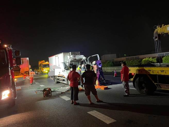 国一中山高北向彰化路段昨天深夜发生大货车追撞联结车事故，导致一驾驶腿部髋部骨折。（警方提供／谢琼云彰化传真）