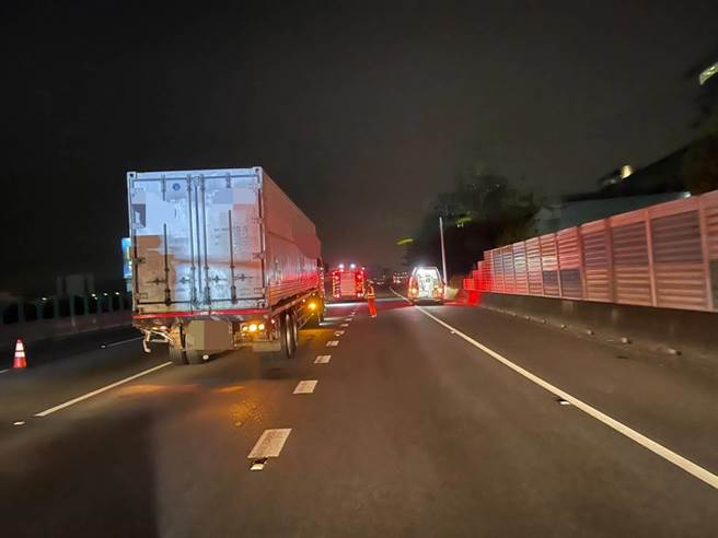 国一中山高北向彰化路段昨天深夜发生大货车追撞联结车事故，驾驶腿部、髋部骨折。（警方提供／谢琼云彰化传真）