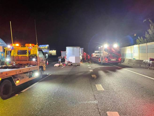 国一中山高北向彰化路段昨天深夜发生大货车追撞联结车事故，驾驶腿部、髋部骨折。（警方提供／谢琼云彰化传真）