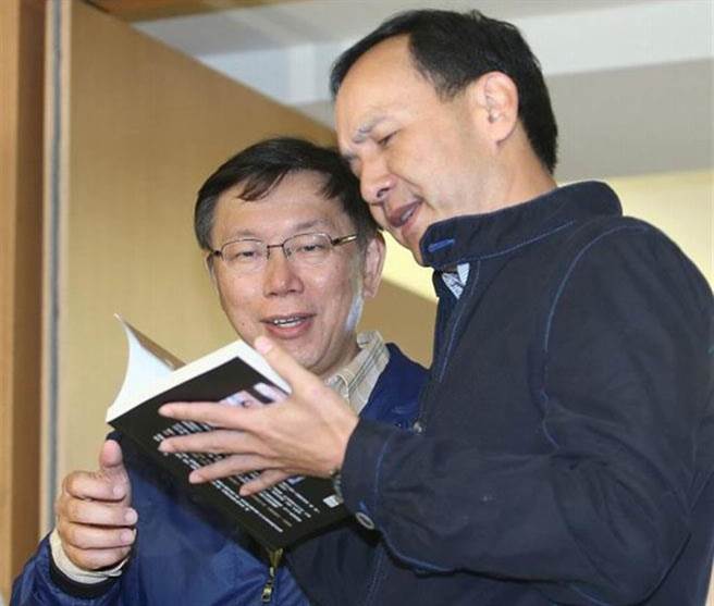 国民长主席候选人朱立伦（右）与台湾民眾党主席、台北市市长柯文哲（左）。（图／本报系资料照）