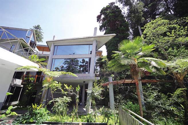 坐落于森林中的绿建筑，取用茶山的型，意喻阿里山的山峦迭嶂。(图/龙云休閒农场、旅奇传媒提供)